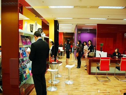 kinh-mau-showroom 3